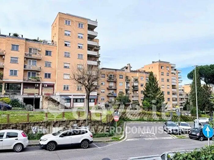 Appartamento quadrilocale in vendita in Via Valbondione, Roma