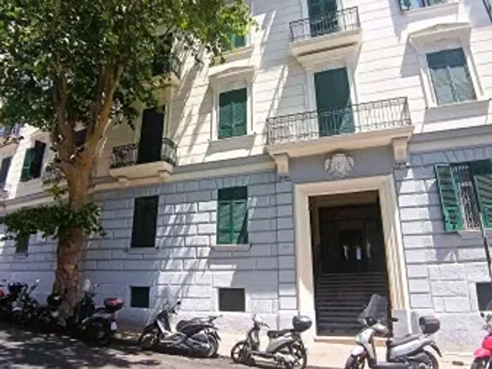 Appartamento trilocale in vendita in Via Aniello Falcone, Napoli