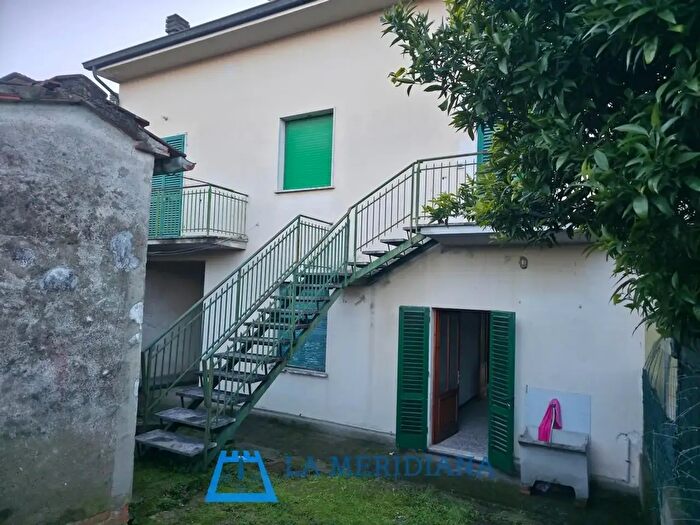 Casa con 12 locali in vendita in Larciano