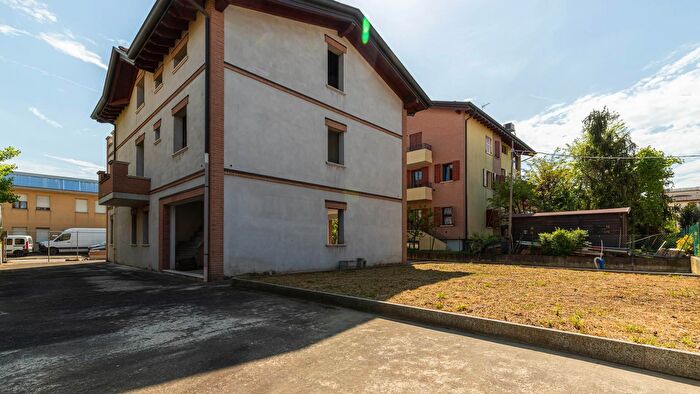 Casa con 10 locali in vendita in Via Bartoli, Modena