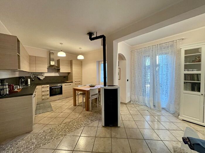 Appartamento trilocale in affitto in Via San Martino a, Lierna