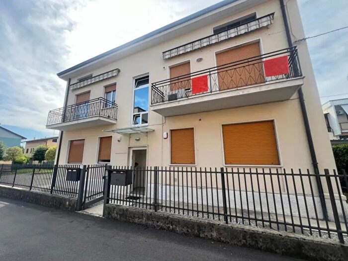Appartamento trilocale in vendita in Via Prealpi, Mariano Comense