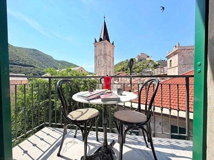 Appartamento trilocale in vendita in Via Nicotera, Finale Ligure