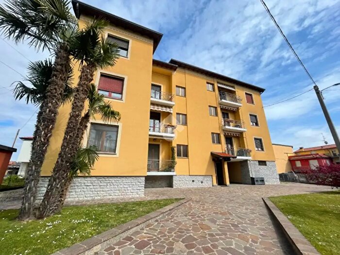 Appartamento trilocale in vendita in Via a Locatelli, Bottanuco