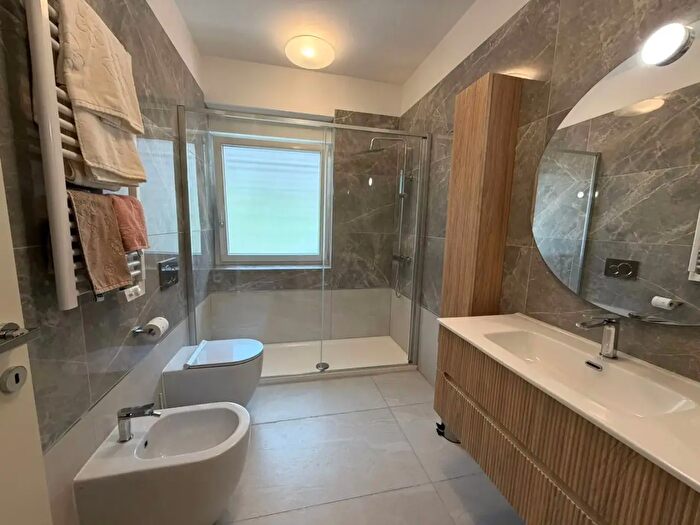 Appartamento trilocale in vendita in Via Val di Non, Roma