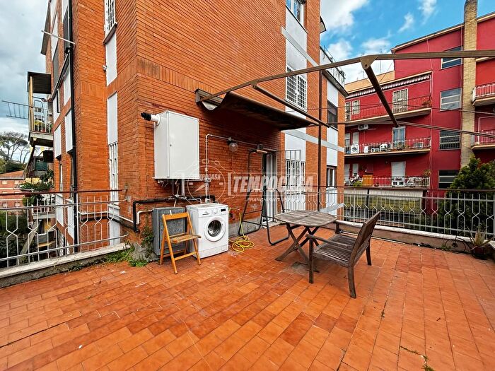 Appartamento trilocale in vendita in Via Angelo Fava, Roma