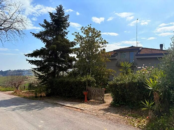 Casa con 20 locali in vendita in Contrada Montecantino, Massignano