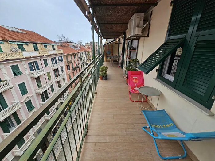 Appartamento con 5 locali in vendita in Via Guidobono, Savona