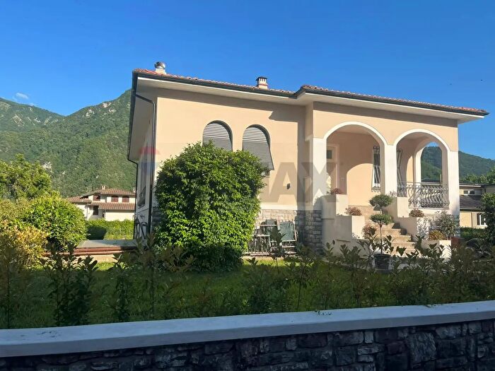 Casa con 12 locali in vendita in Borgo A Mozzano