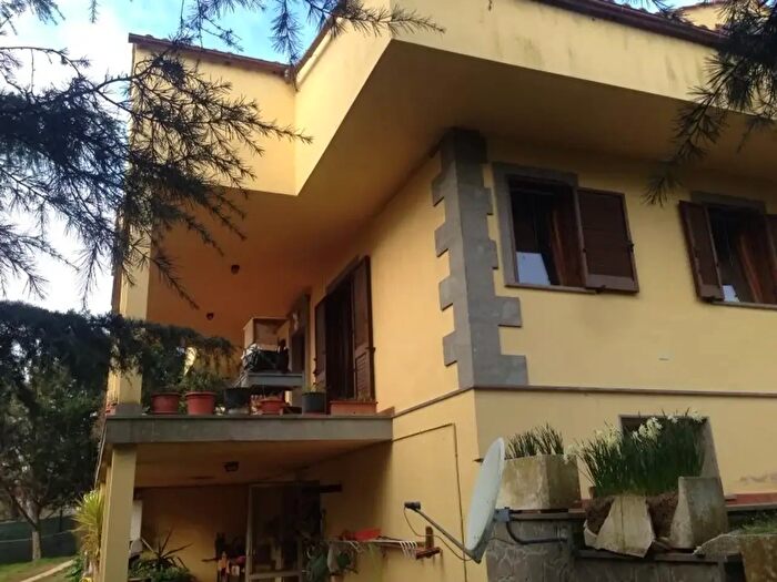 Casa con 8 locali in vendita in Tuscania