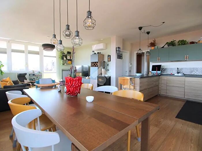 Appartamento trilocale in vendita in Via Milano, Bareggio