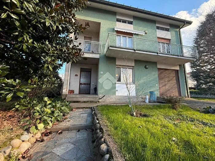 Casa trilocale in vendita in Via Caserta, Cantu