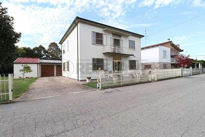 Casa con 8 locali in vendita in Via Don Giovanni Minzoni, Bondeno