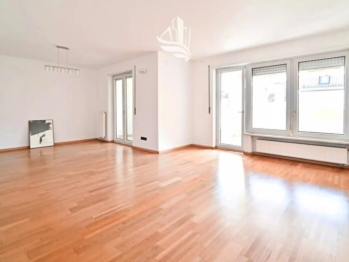 Appartamento trilocale in vendita in Via Laurin, Merano