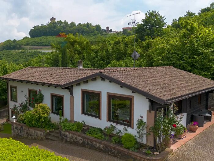 Casa con 7 locali in vendita in Via Rolfi, Santa Vittoria DAlba