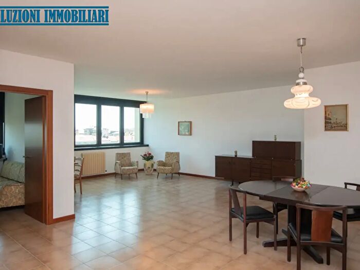 Appartamento con 5 locali in vendita in Via Pirandello, Savona