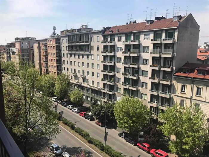 Appartamento trilocale in affitto in Viale Emilio Caldara, Milano