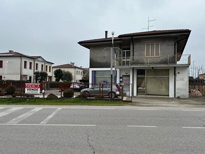 Case in Vendita e in Affitto - 2