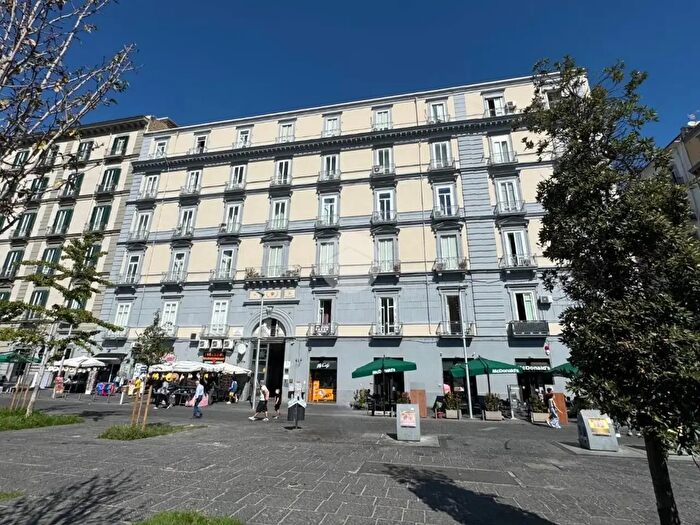 Appartamento quadrilocale in vendita in PZa Giuseppe Garibaldi, Napoli