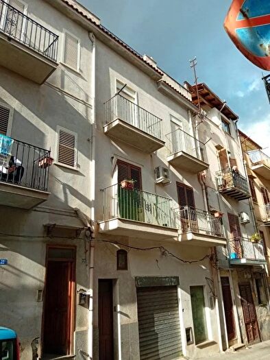 Appartamento con 11 locali in vendita in Via Roma Carini, Carini