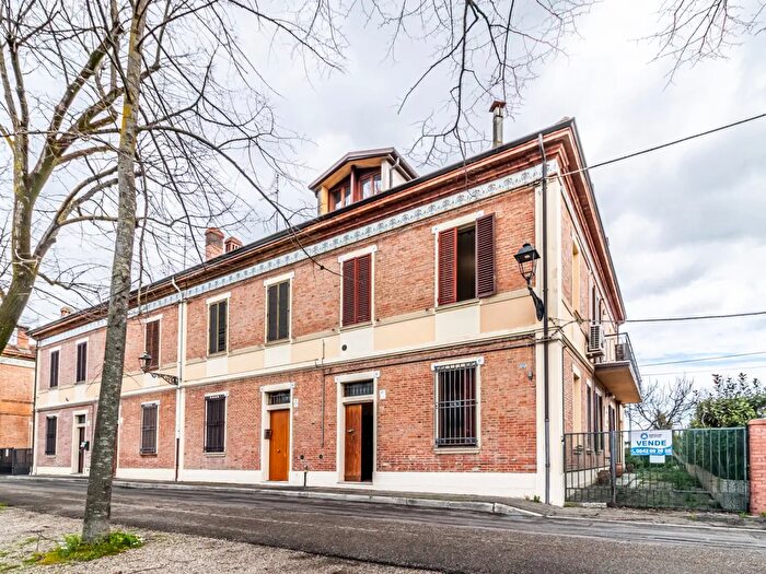 Casa con 7 locali in vendita in Via Bucci, Imola