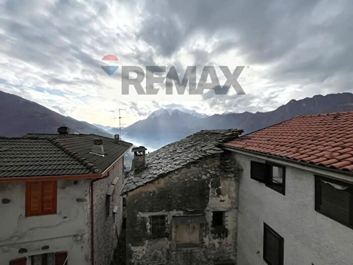 Casa con 6 locali in vendita in Casargo