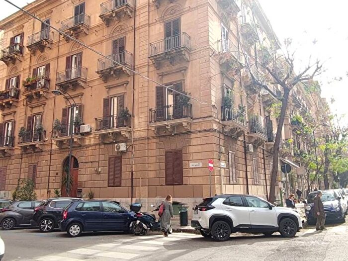 Appartamento quadrilocale in affitto in Via Gennaio, Politeama Ruggiero Settimo, Palermo