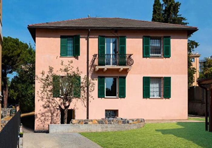 Appartamento con 6 locali in vendita in Via Francesco Nullo, Genova