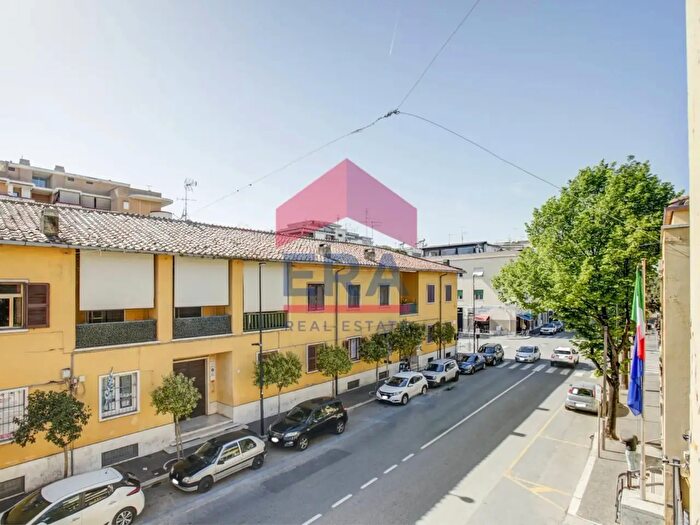 Appartamento con 5 locali in vendita in Via Roma, Pomezia