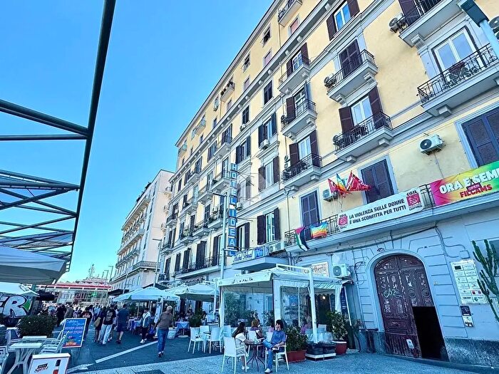 Appartamento con 6 locali in vendita in PZa Giuseppe Garibaldi, Napoli