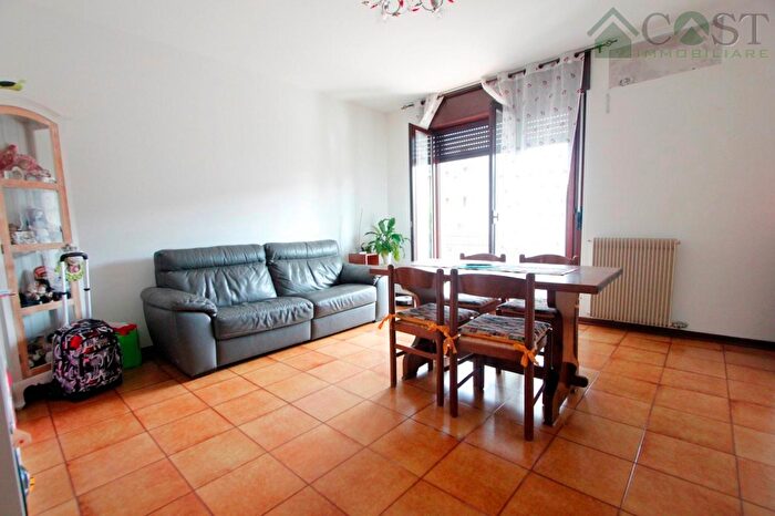 Appartamento trilocale in vendita in Via Deledda, Dueville