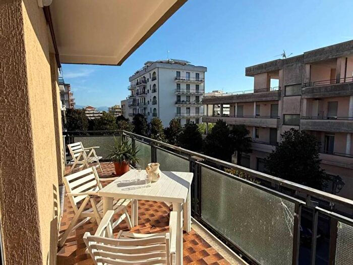 Appartamento trilocale in affitto in Via Patrioti, Centro, Albenga