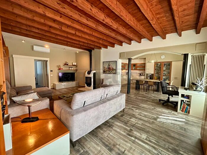 Casa con 8 locali in vendita in Via Muzzana, Malo