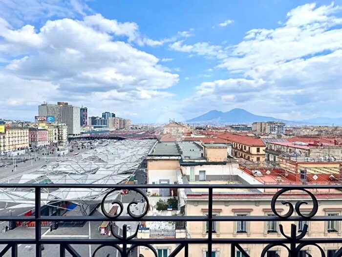 Appartamento con 6 locali in vendita in PZa Giuseppe Garibaldi, Napoli