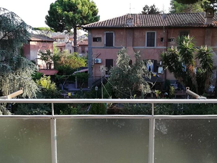 Appartamento trilocale in affitto in Via Ignazio Persico, Garbatella, Roma