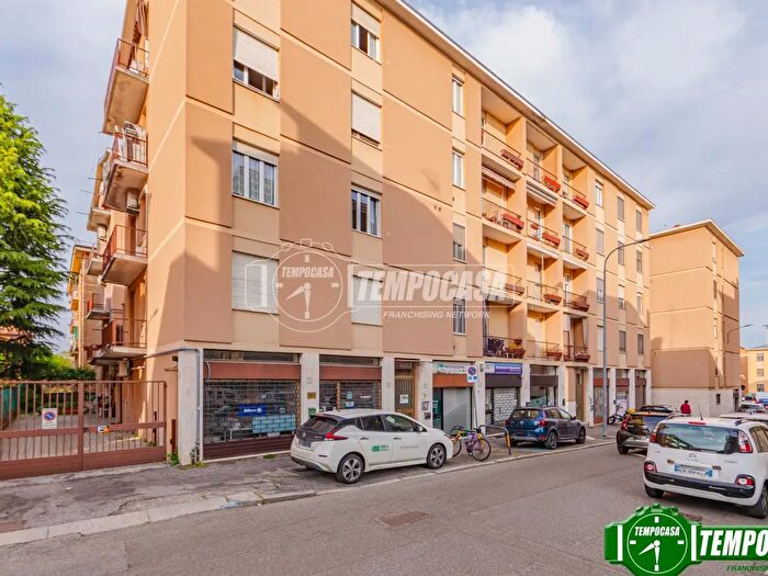 Appartamento trilocale in vendita in Via Bona di Savoia, Pavia