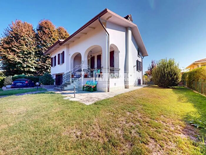 Casa trilocale in vendita in Via Luigi Einaudi, Novellara