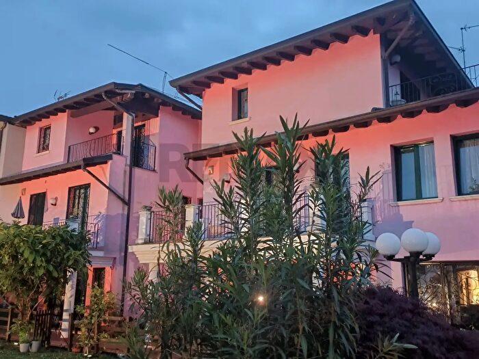 Casa con 12 locali in vendita in Bernareggio