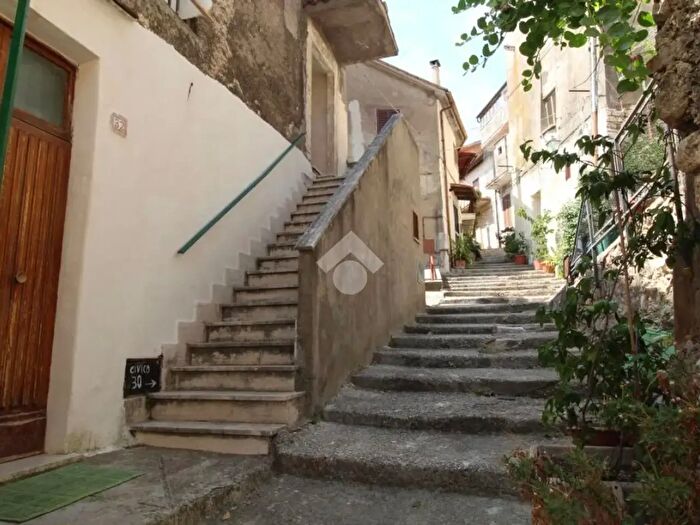 Appartamento trilocale in vendita in Via Calcinaro, Scandriglia