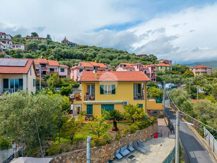 Appartamento trilocale in vendita in Via S Carlo, Dolcedo