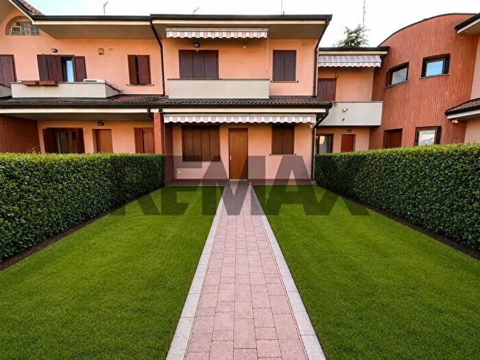 Casa con 5 locali in vendita in Arese