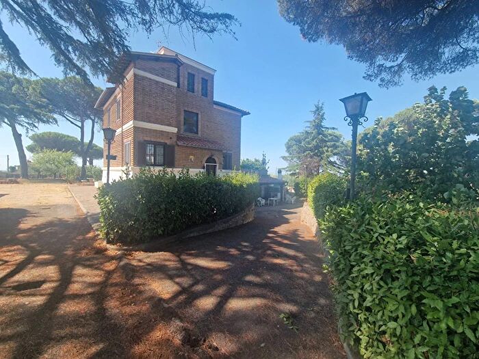 Casa con 6 locali in vendita in Via dei Garofani Albano Laziale, Albano Laziale