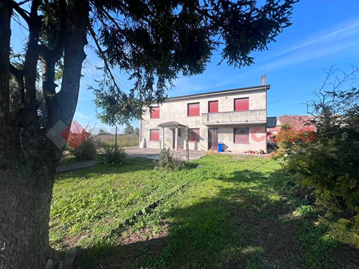 Casa con 10 locali in vendita in Pressana