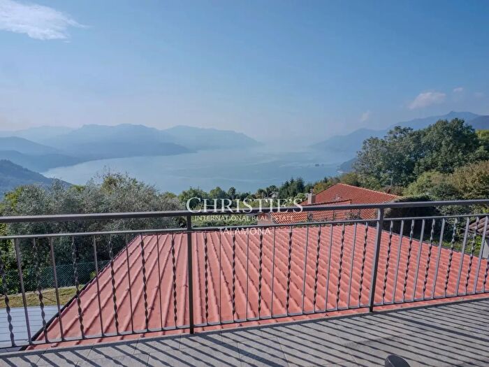 Appartamento quadrilocale in vendita in Via Temistocle Solera, Maccagno con Pino e Veddasca