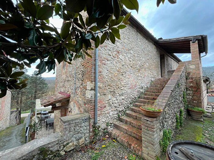 Casa con 8 locali in vendita in Via dellAlta Merse, Sovicille