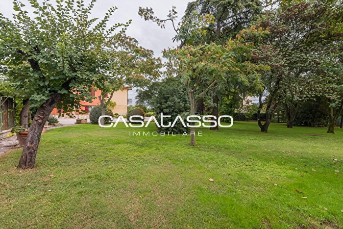 Casa con 14 locali in vendita in Via E De Nicola, Macerata