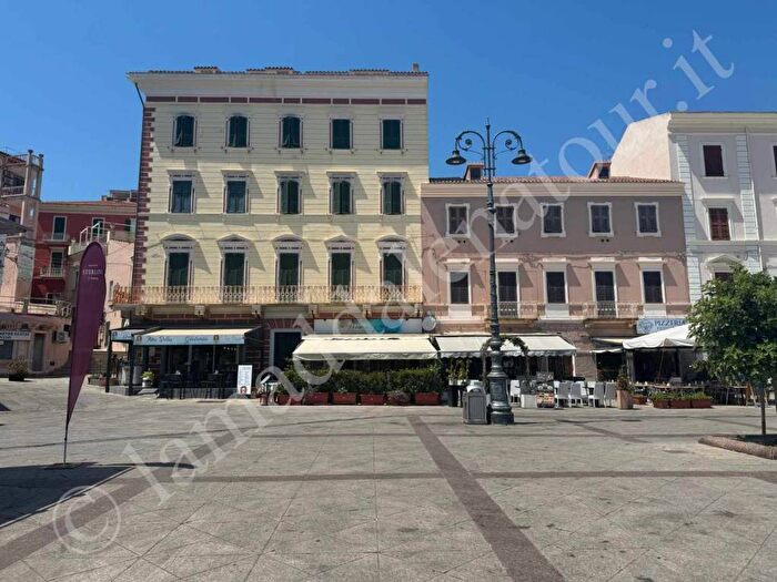 Appartamento trilocale in affitto in Piazza Umberto I, La Maddalena