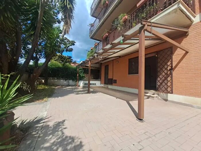 Appartamento trilocale in vendita in Via Cirò Marina, Roma