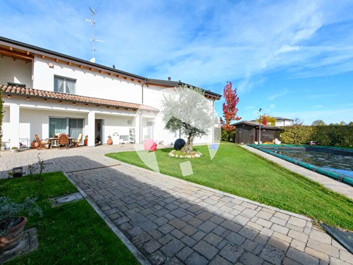 Casa con 20 locali in vendita in Via Luigi Settembrini, Reggio Emilia