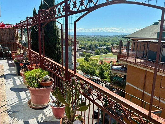 Appartamento con 5 locali in affitto in Via Castiglione del Lago, Fleming, Roma